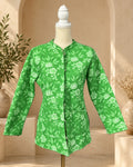 Chamarra reversible de algodón verde con flores blancas – Sundarata
