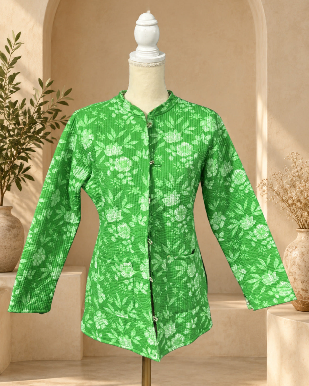 Chamarra reversible de algodón verde con flores blancas – Sundarata
