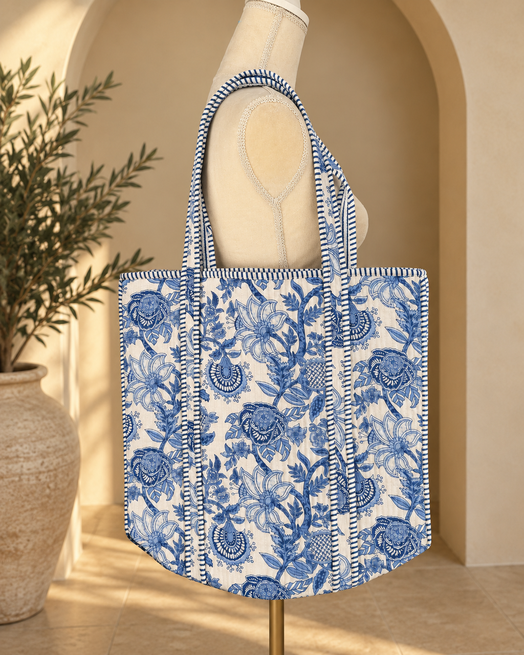 Tote de algodón azul floral en maniquí, fotografía original – Sundarata