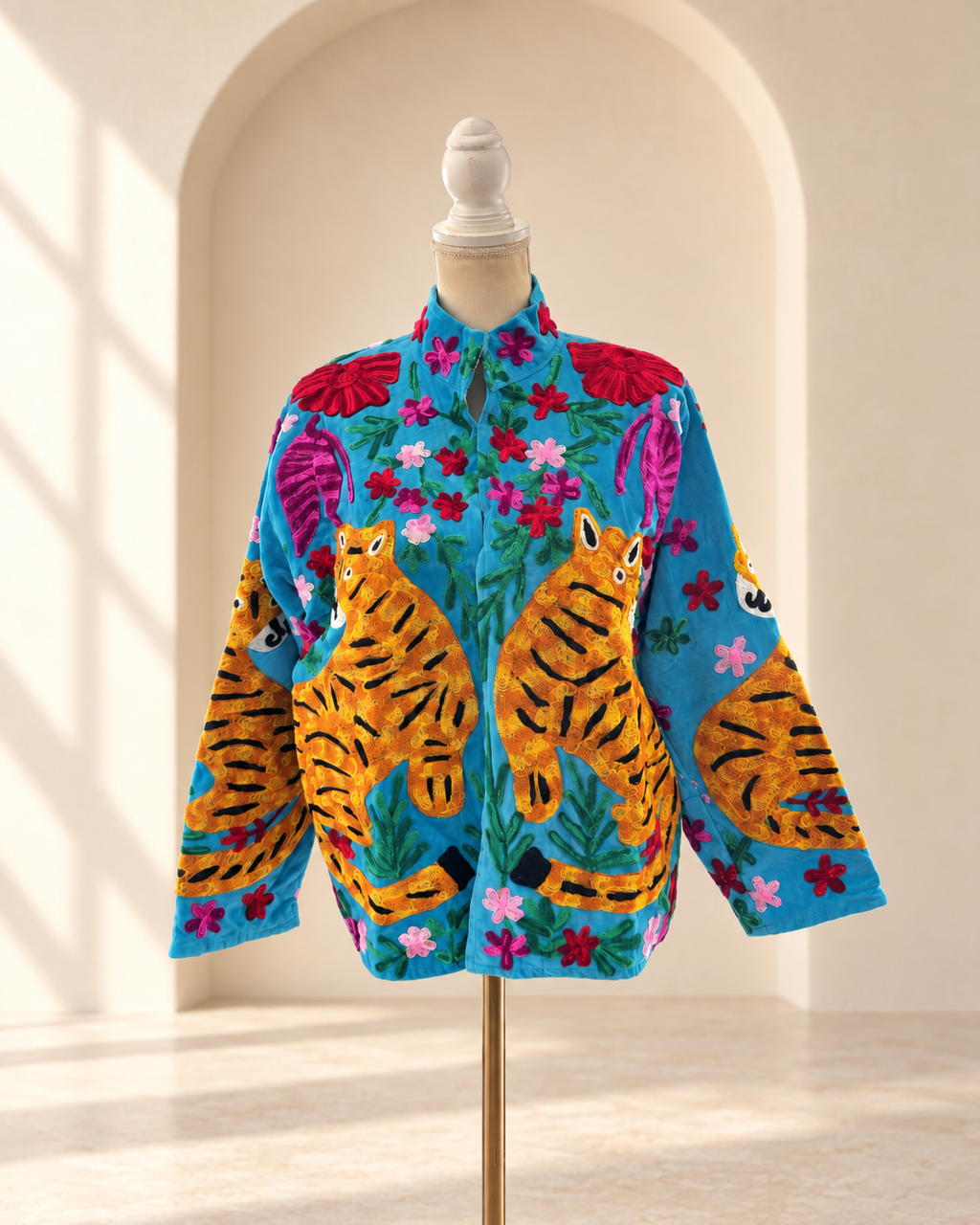 Blazer Suzani velvet azul cielo con tigres bordados, vista frontal – Sundarata