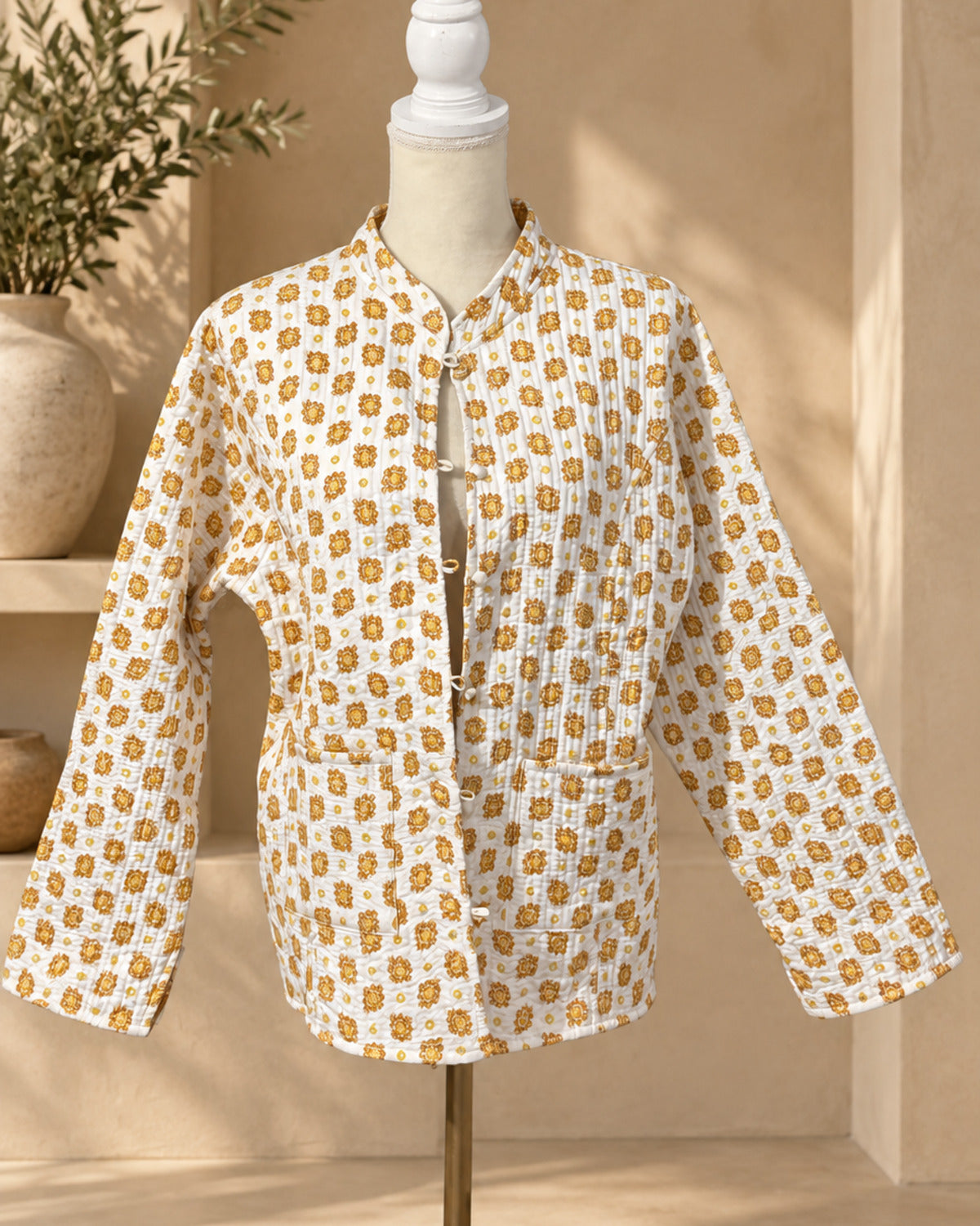 Chamarra reversible de algodón mostaza con diseño ornamental blanco – Sundarata