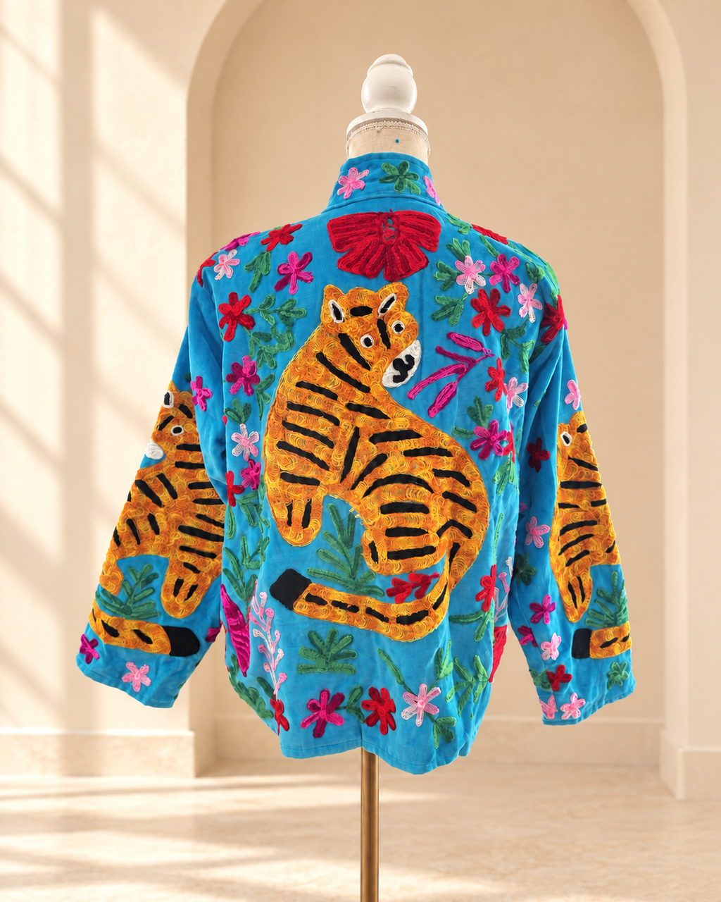 Blazer Suzani velvet azul cielo con tigre bordado en la espalda – Sundarata