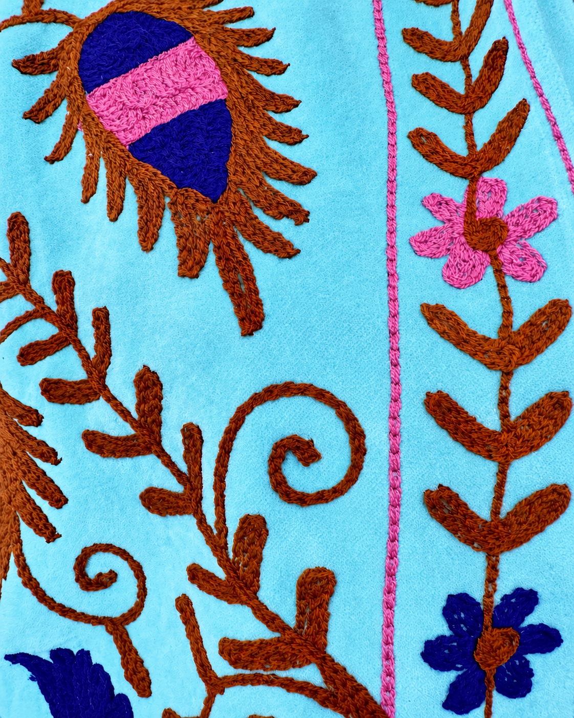 Blazer Suzani Velvet · Celeste con Bordado Azul, Rosa y Café