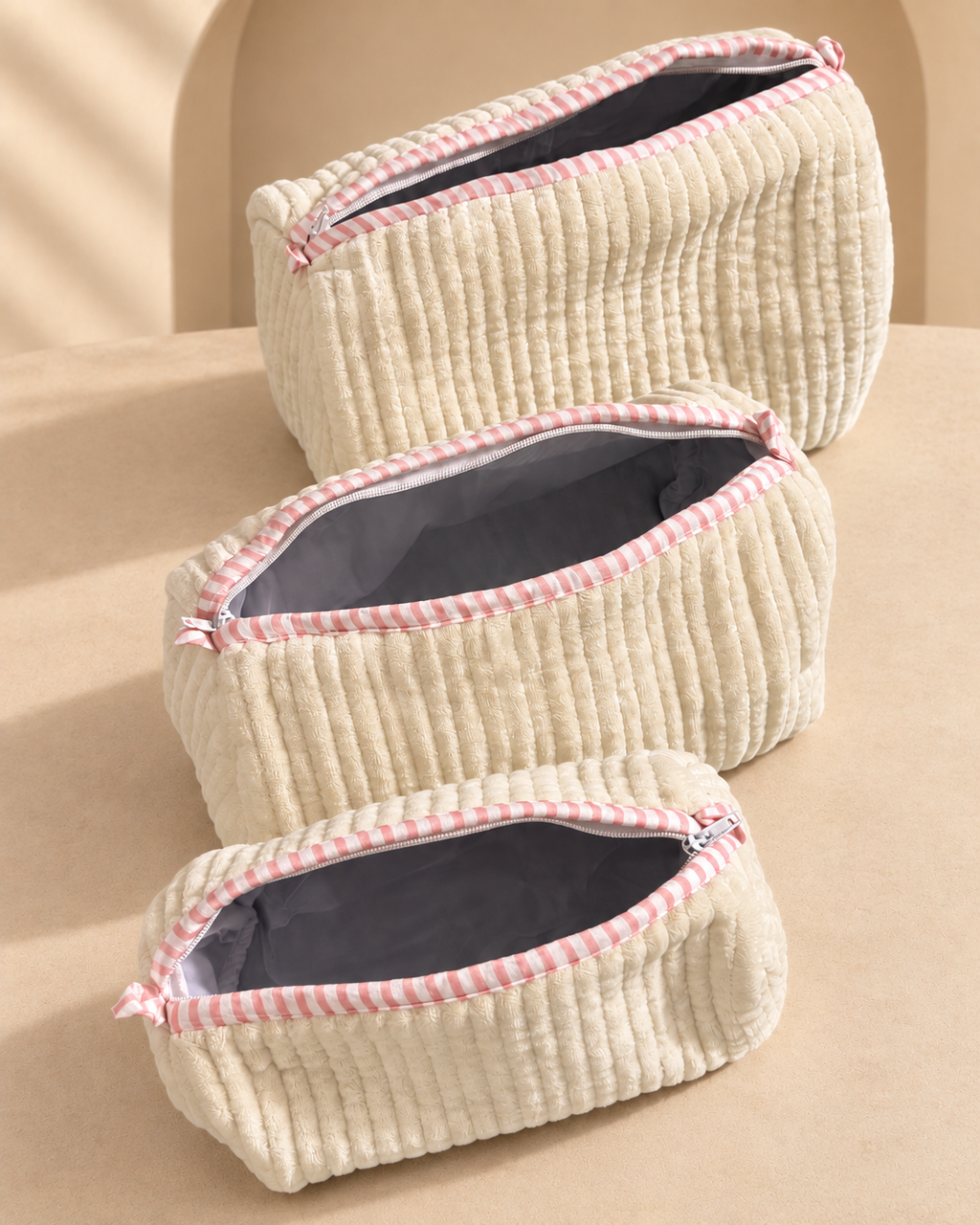 Juego de 3 Cosmetiqueras de Velvet · Marfil con Ribete Rosa