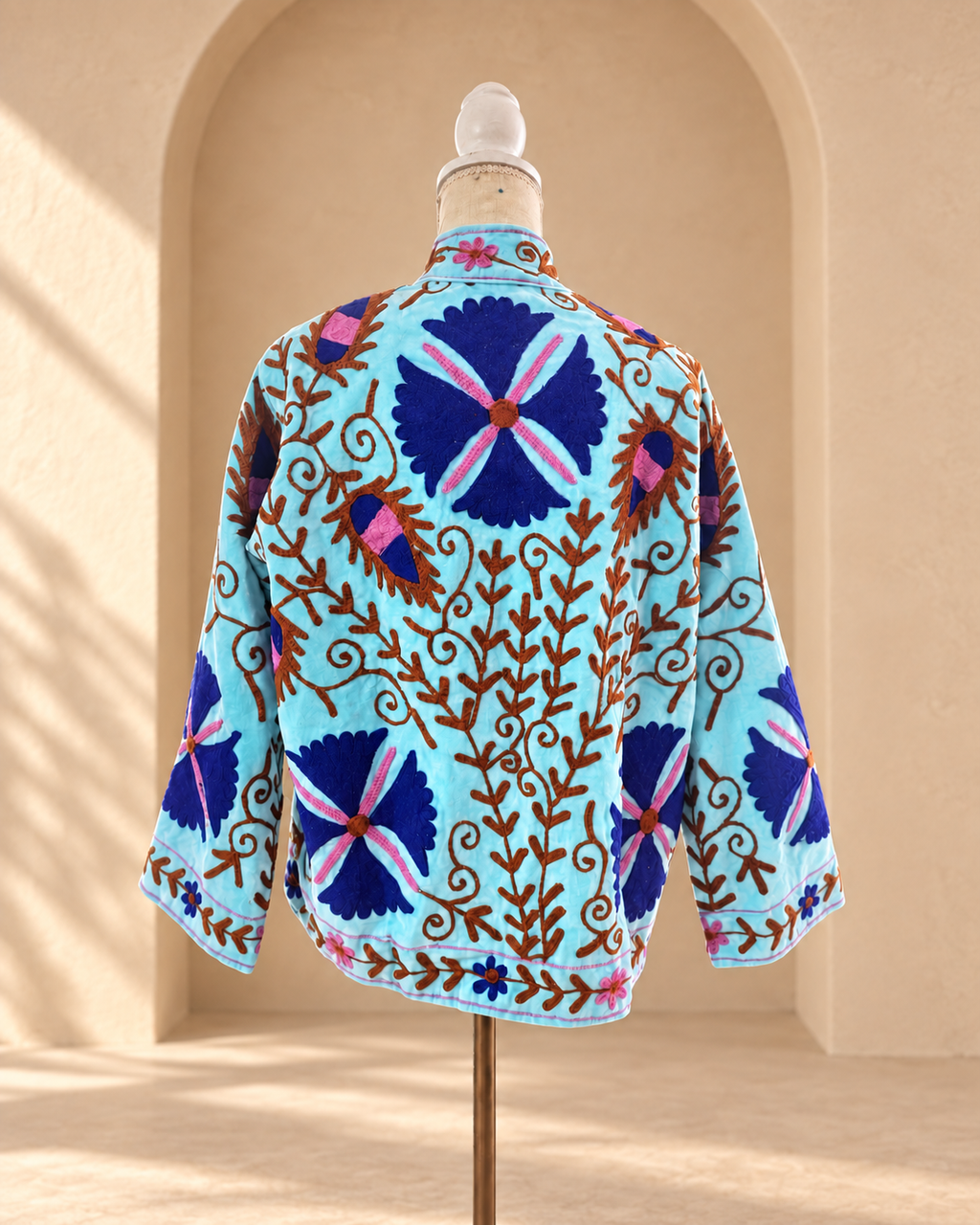 Blazer Suzani Velvet · Celeste con Bordado Azul, Rosa y Café