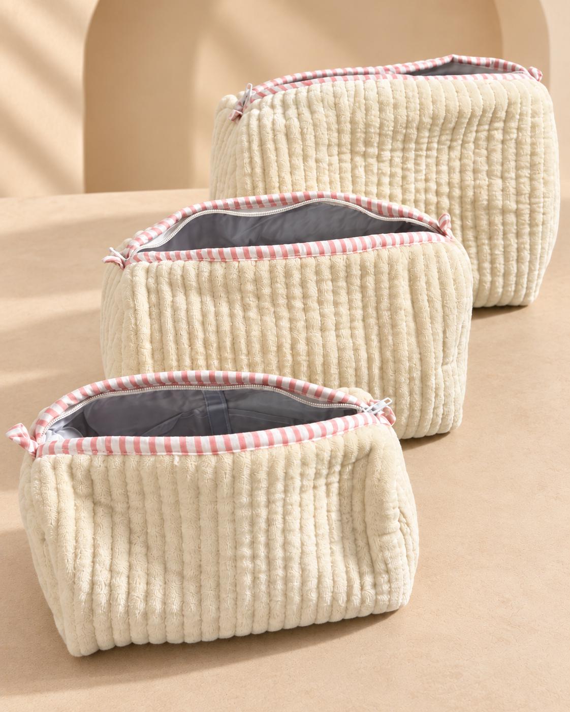Juego de 3 Cosmetiqueras de Velvet · Marfil con Ribete Rosa