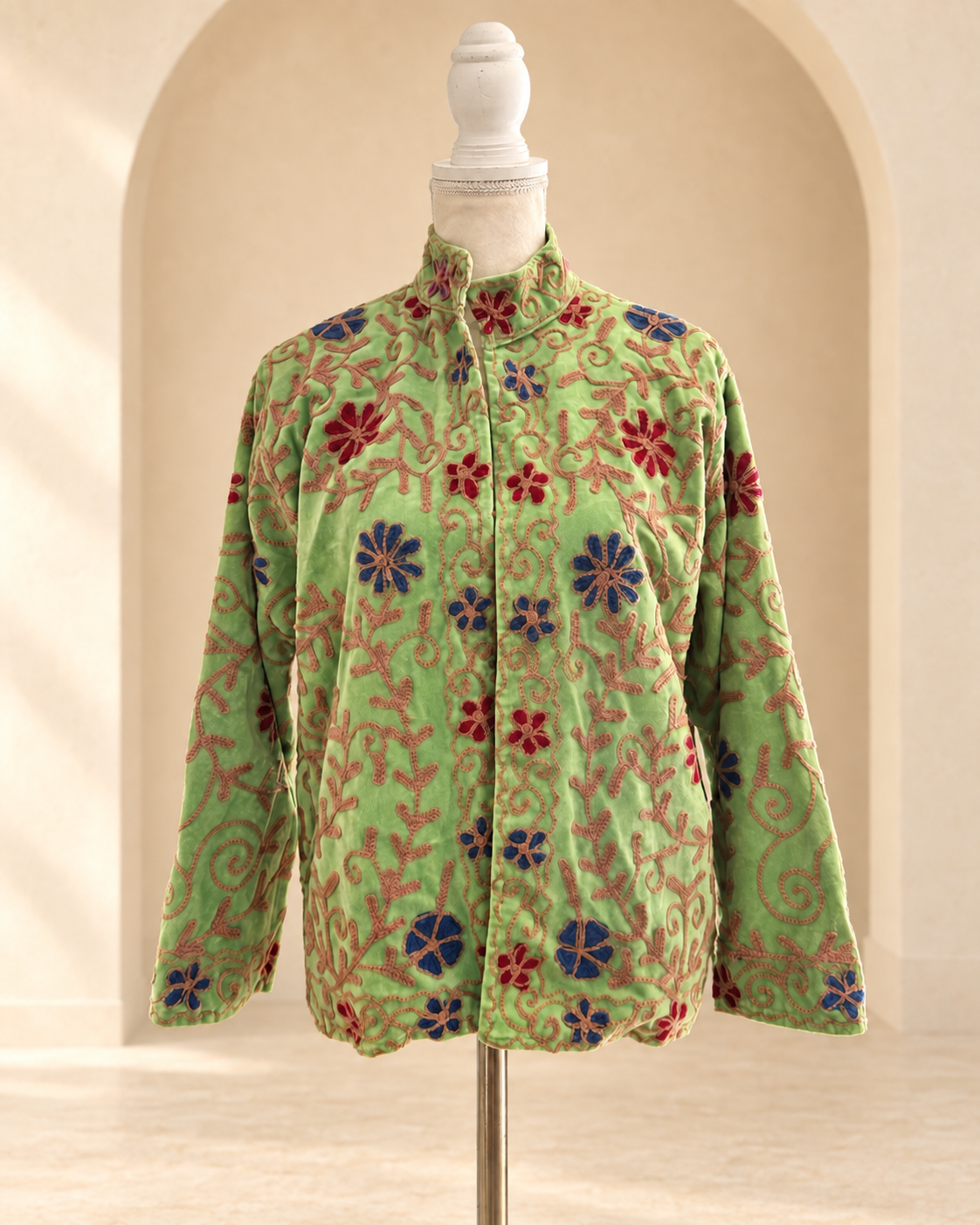 Blazer de velvet verde con bordado Suzani, vista frontal – Sundarata