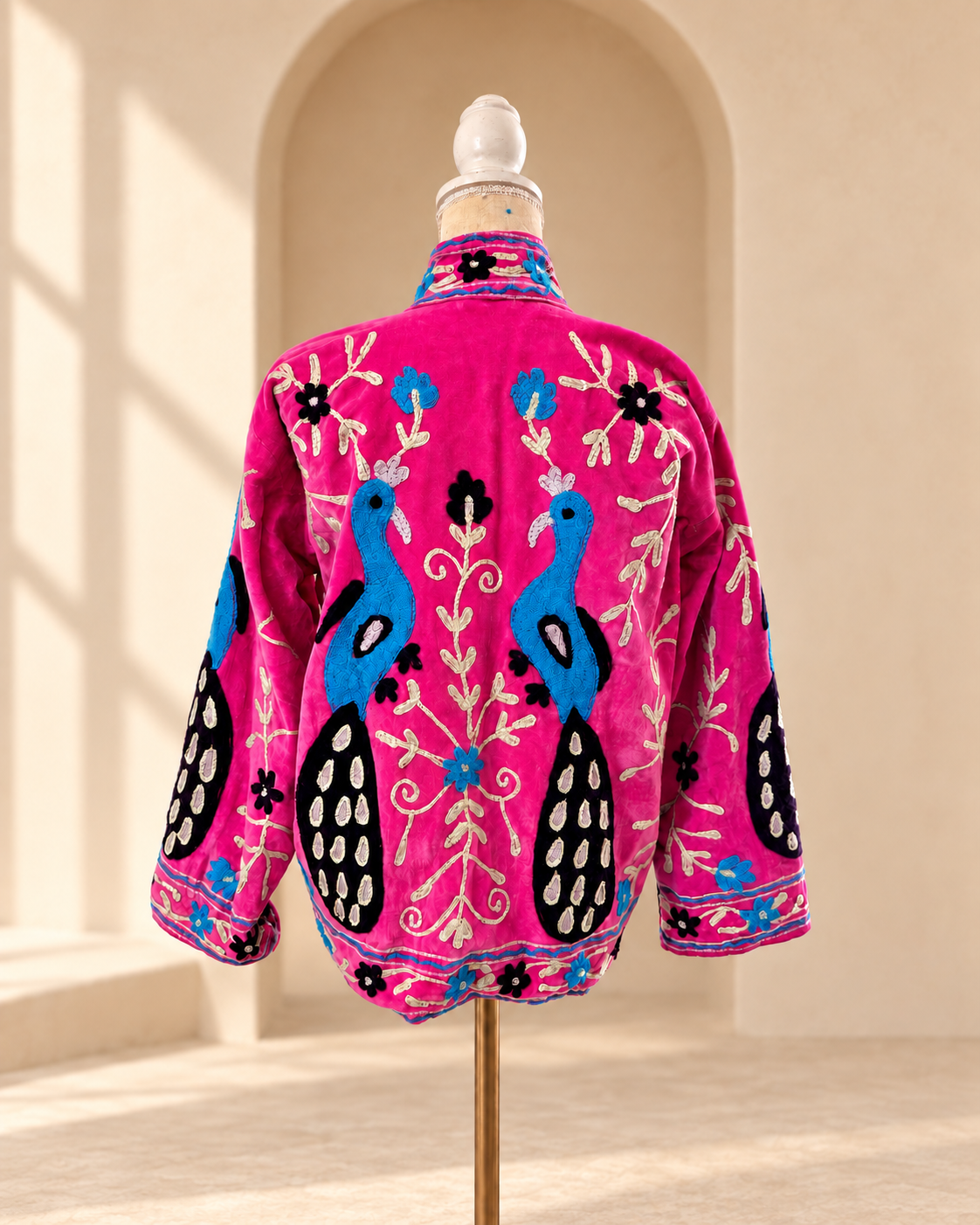 Blazer Suzani Velvet · Fucsia con Pavoreales Azules