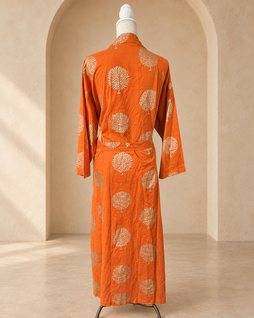 Bata kimono naranja con estampado de árboles, vista posterior – Sundarata