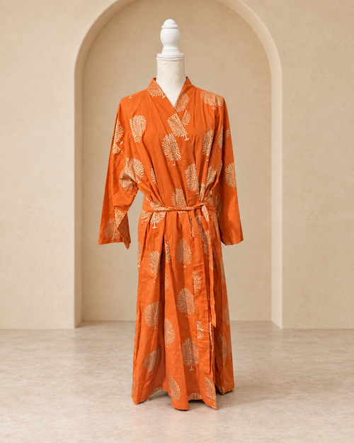 Bata kimono naranja con estampado de árboles, vista frontal – Sundarata
