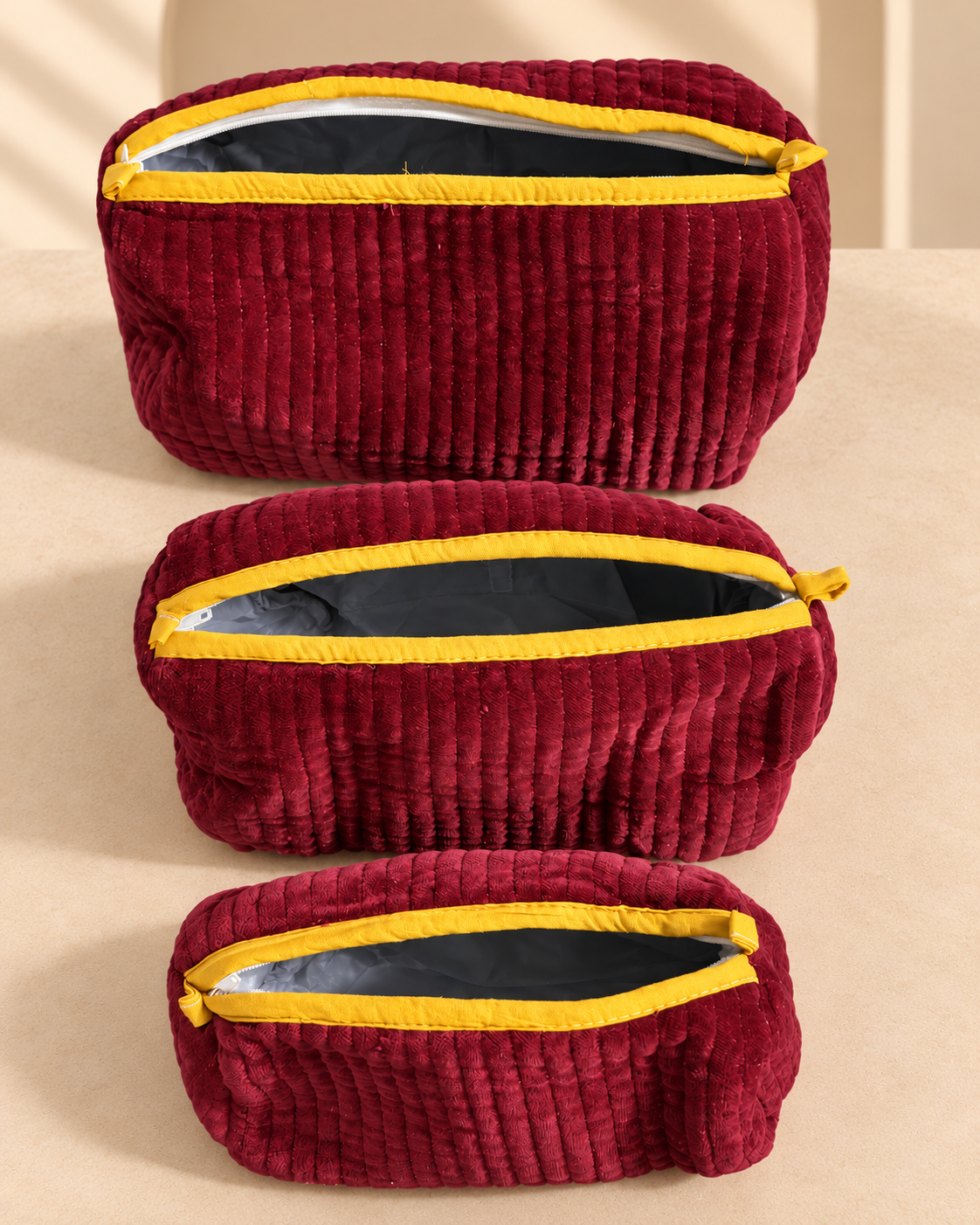 Juego de 3 Cosmetiqueras de Velvet · Vino con Ribete Mostaza