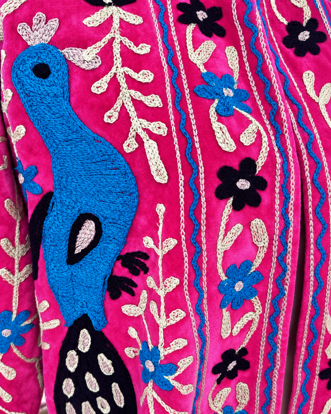 Blazer Suzani Velvet · Fucsia con Pavoreales Azules