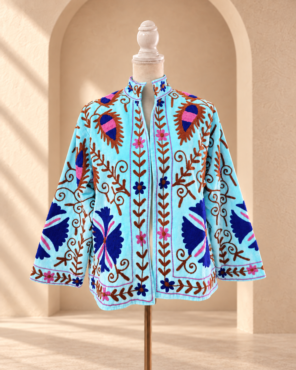 Blazer Suzani Velvet · Celeste con Bordado Azul, Rosa y Café