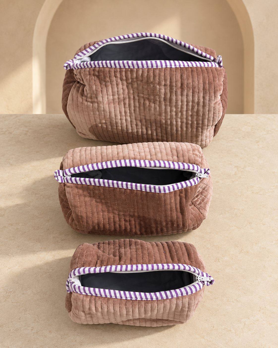 Juego de 3 Cosmetiqueras de Velvet · Rosa Antiguo con Ribete Lila