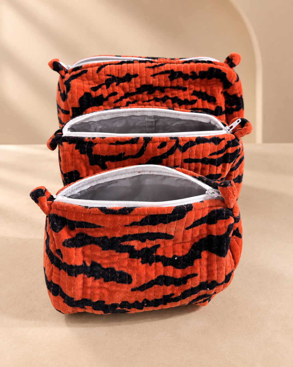 Juego de 3 Cosmetiqueras de Velvet · Naranja con Negro