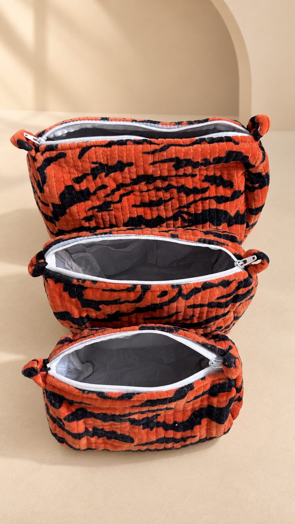 Juego de 3 Cosmetiqueras de Velvet · Naranja con Negro