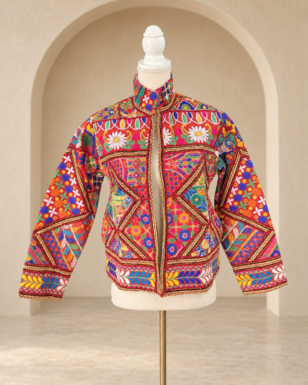 Chaqueta Kutch roja con bordado multicolor, vista frontal – Sundarata