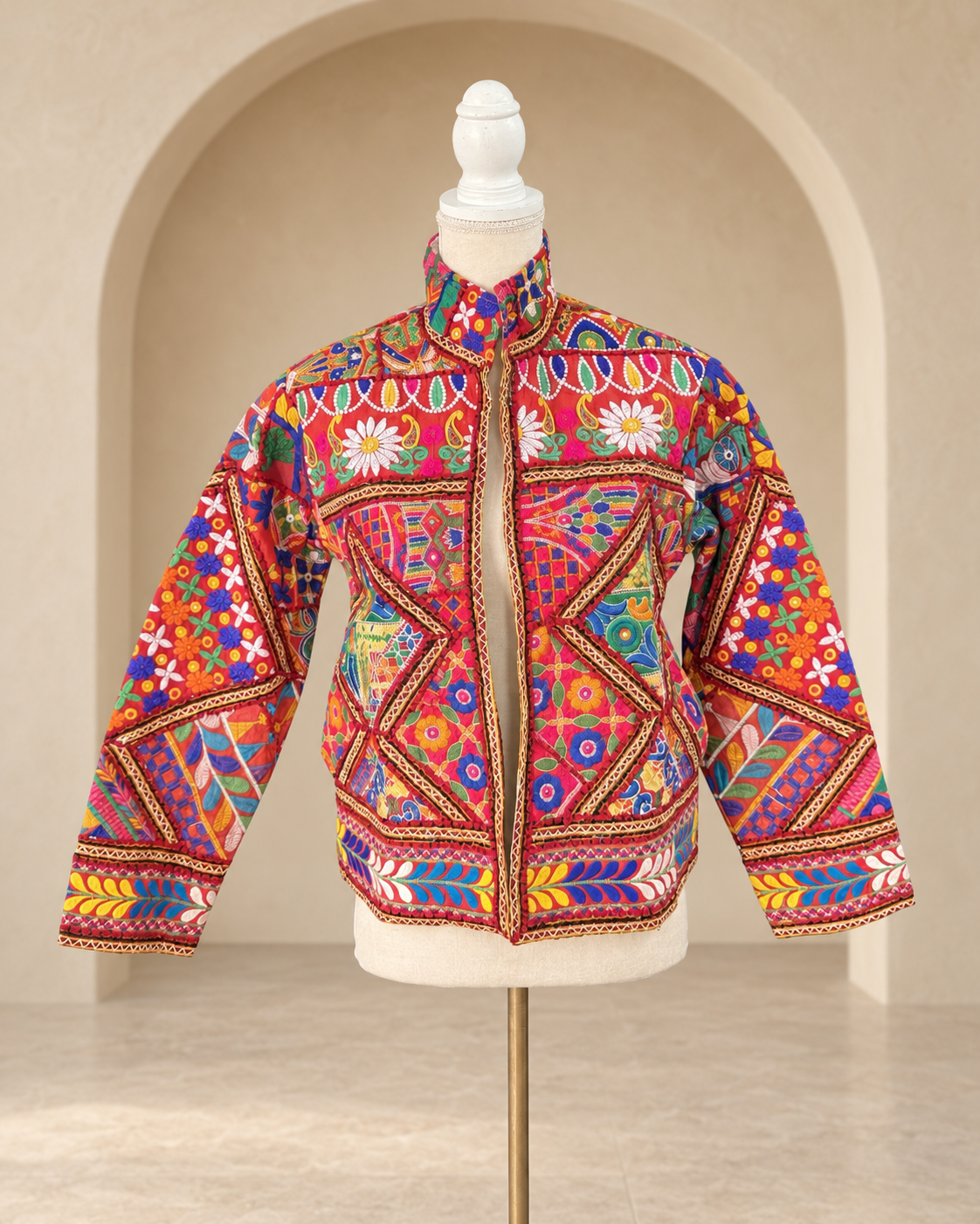 Chaqueta Kutch roja con bordado multicolor, vista frontal – Sundarata