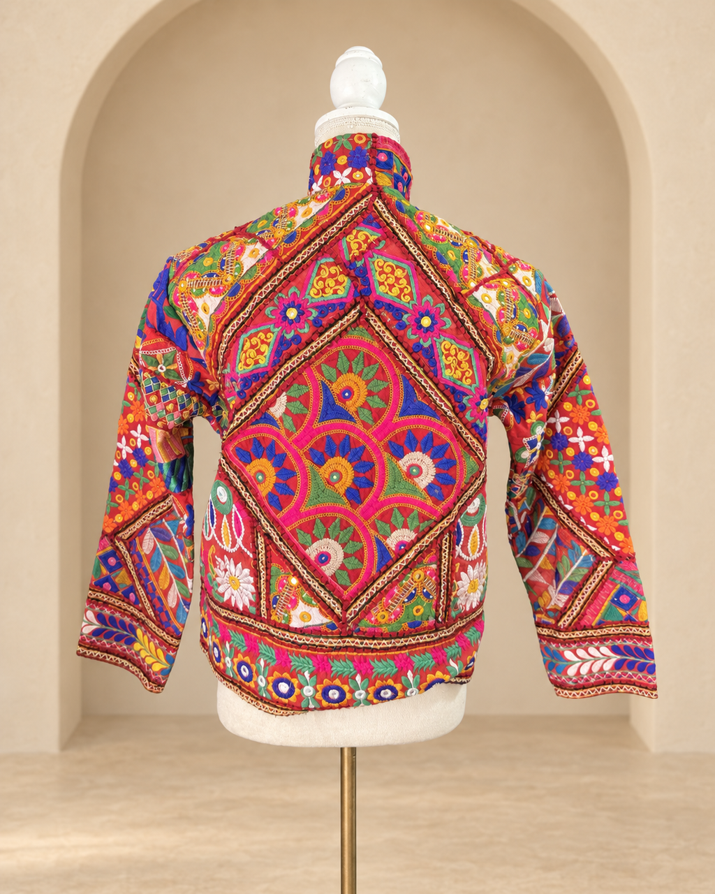 Detalle de bordado floral y geométrico multicolor en chaqueta Kutch roja – Sundarata