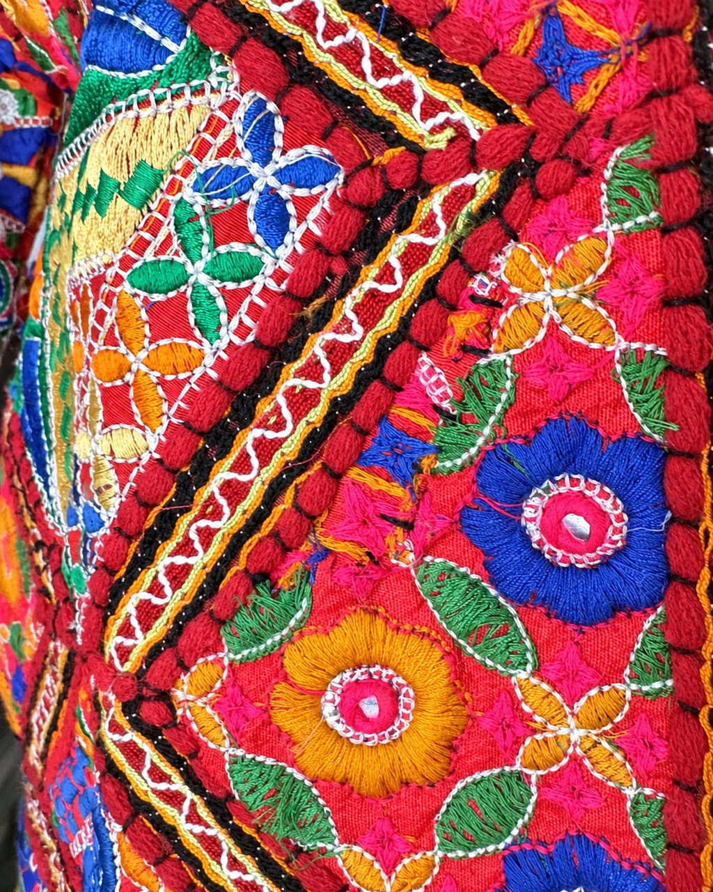 Chaqueta Kutch roja con gran composición bordada multicolor en la espalda – Sundarata