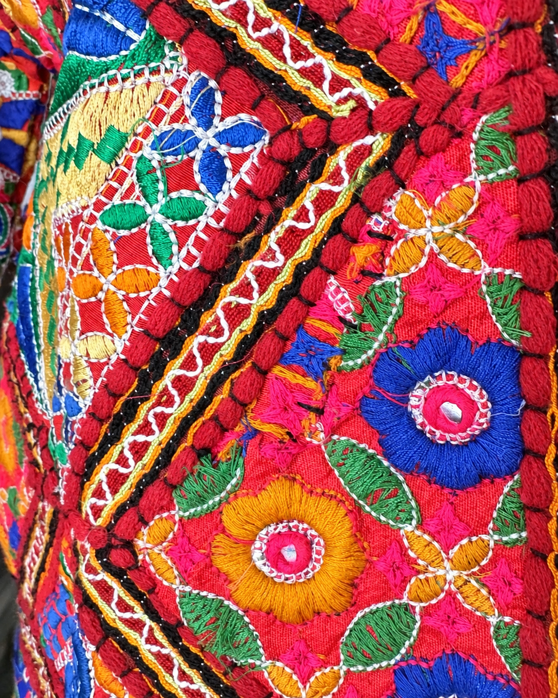Chaqueta Kutch roja con gran composición bordada multicolor en la espalda – Sundarata