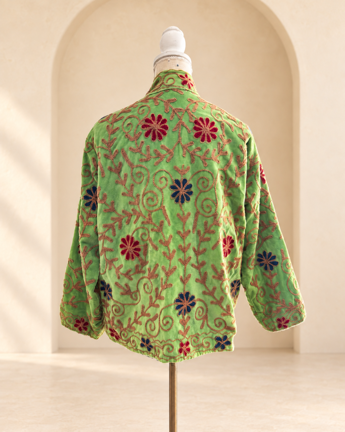 Blazer de velvet verde con bordado Suzani, vista posterior – Sundarata
