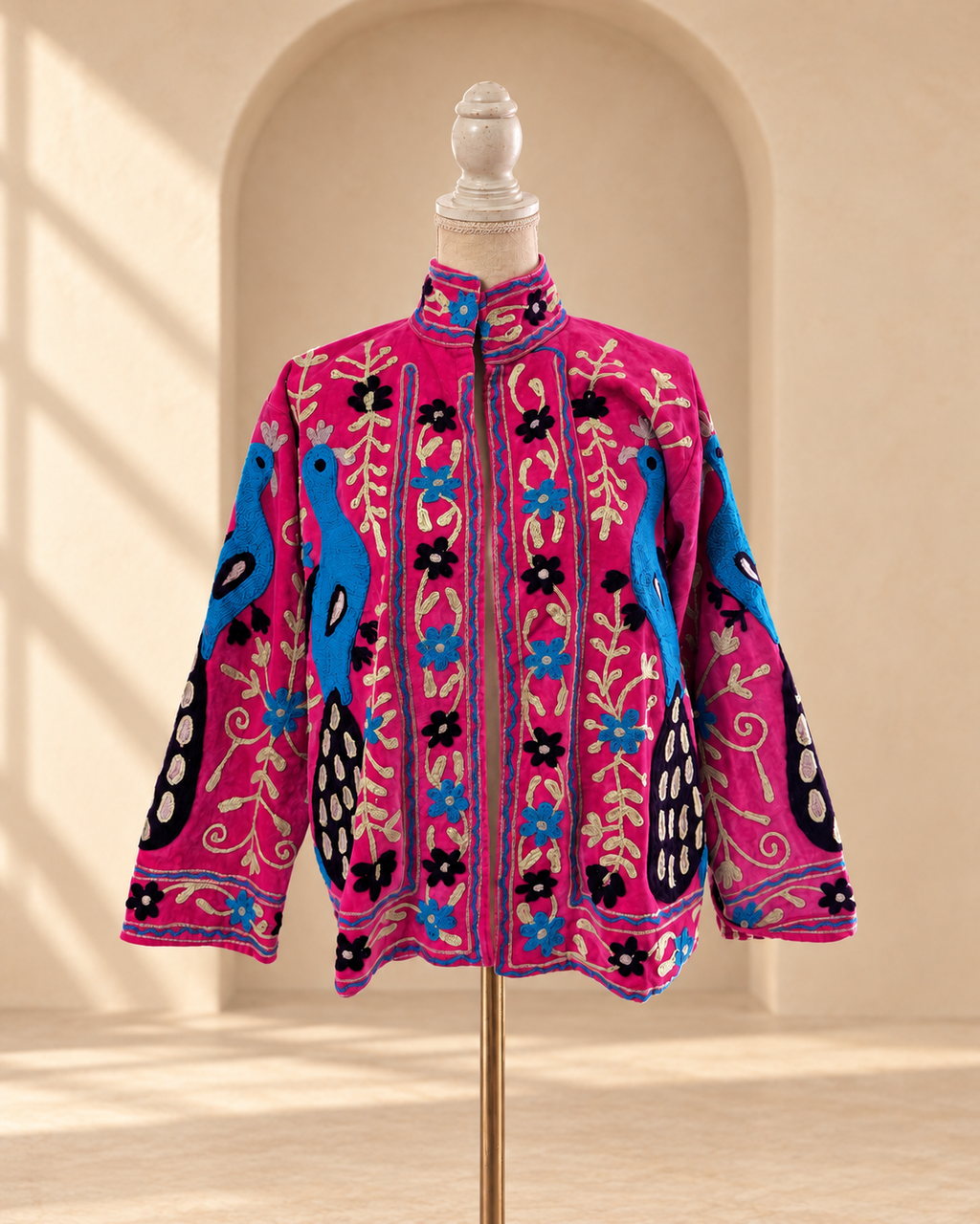Blazer Suzani Velvet · Fucsia con Pavoreales Azules