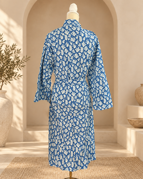 Bata kimono azul con estampado botánico blanco, vista posterior – Sundarata