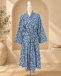 Bata kimono azul con estampado botánico blanco, vista frontal – Sundarata