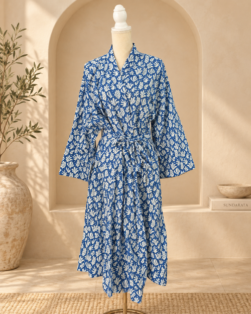 Bata kimono azul con estampado botánico blanco, vista frontal – Sundarata