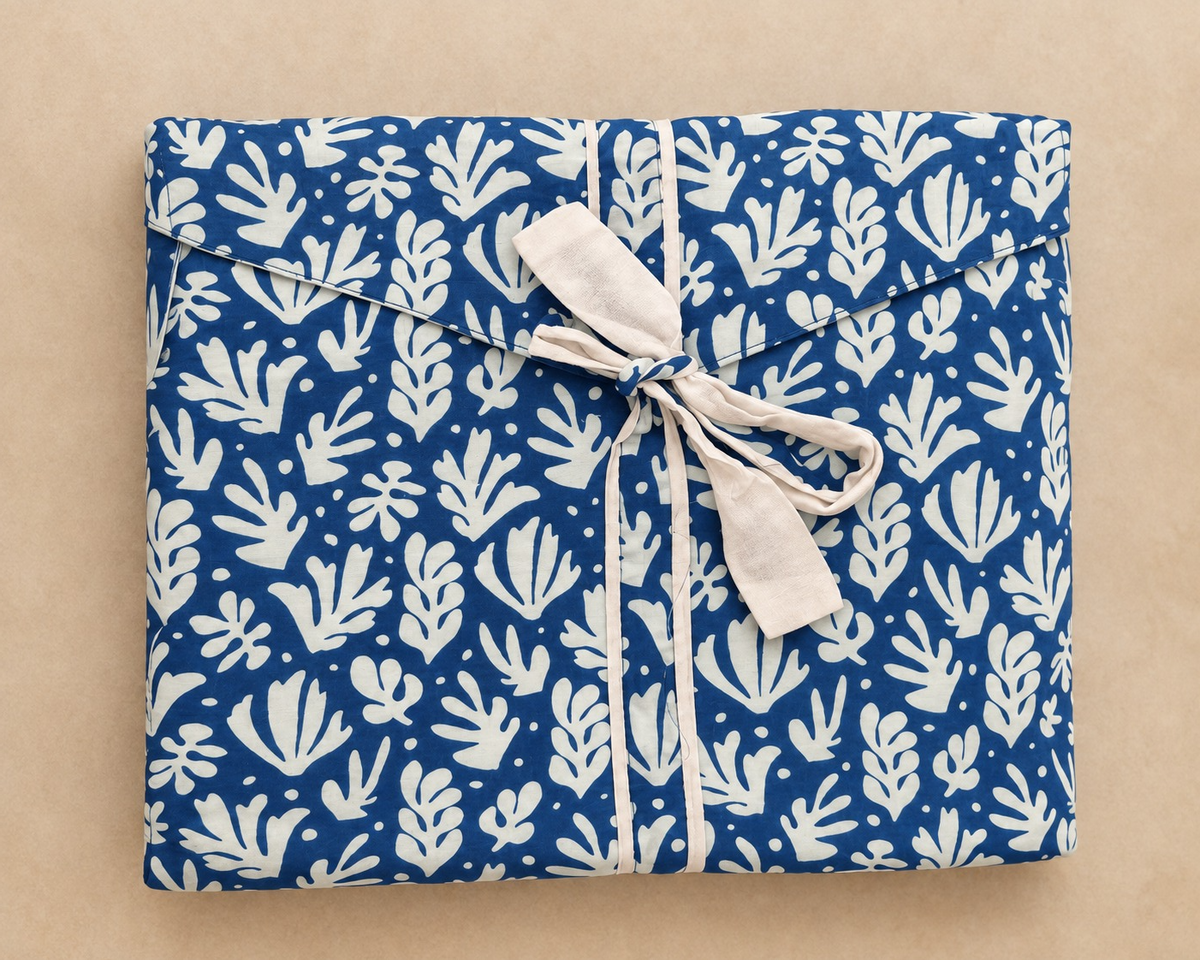 Sobre de tela incluido con bata kimono azul botánico – Sundarata
