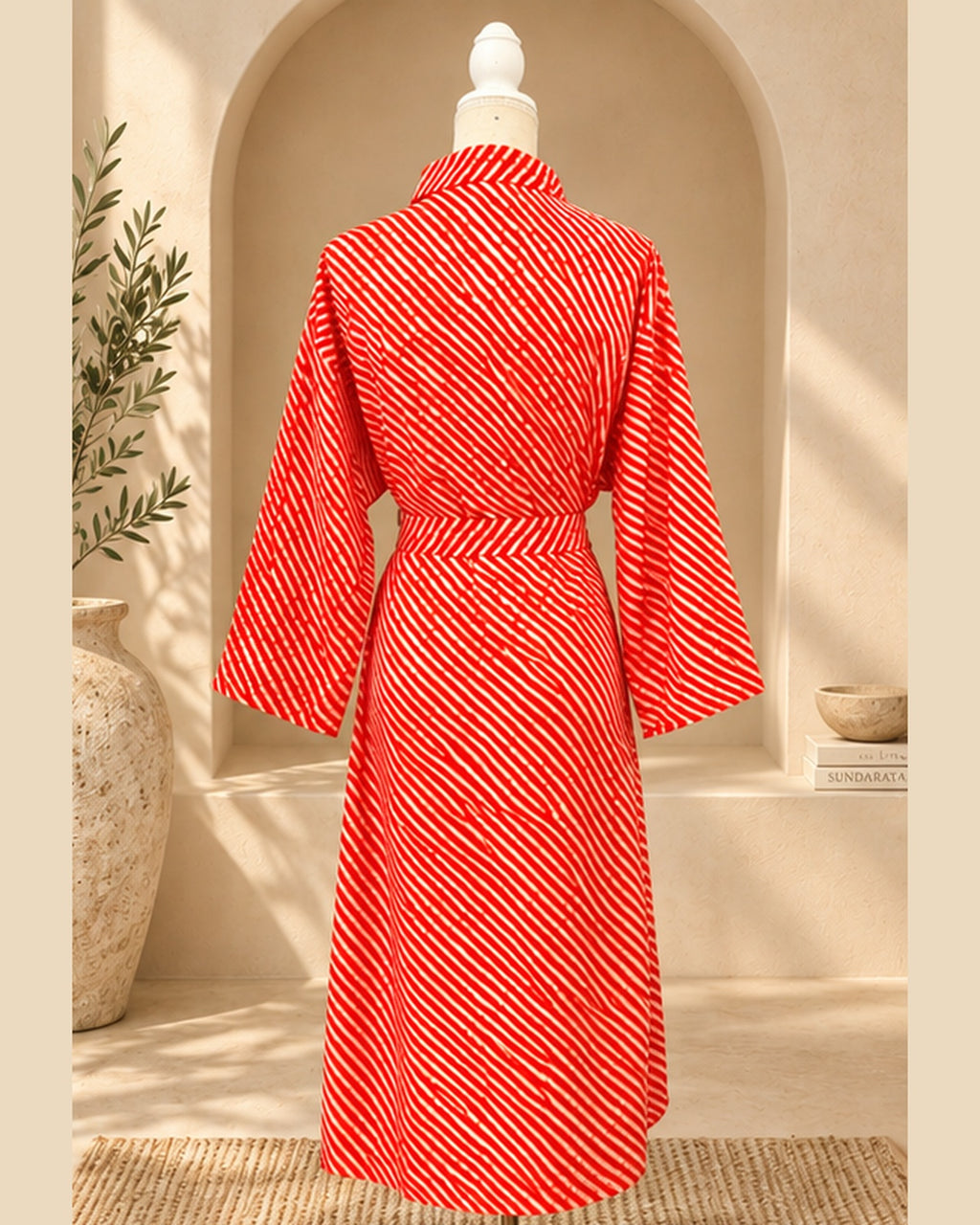 Bata kimono coral con rayas blancas, vista posterior – Sundarata