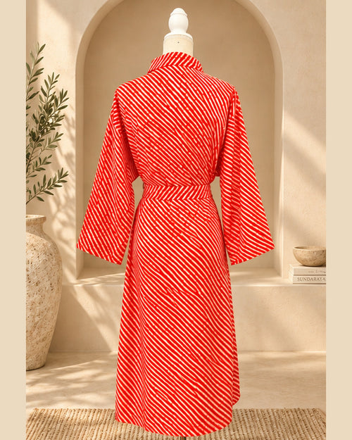 Bata kimono coral con rayas blancas, vista posterior – Sundarata