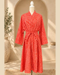 Bata kimono coral con rayas blancas, vista frontal – Sundarata