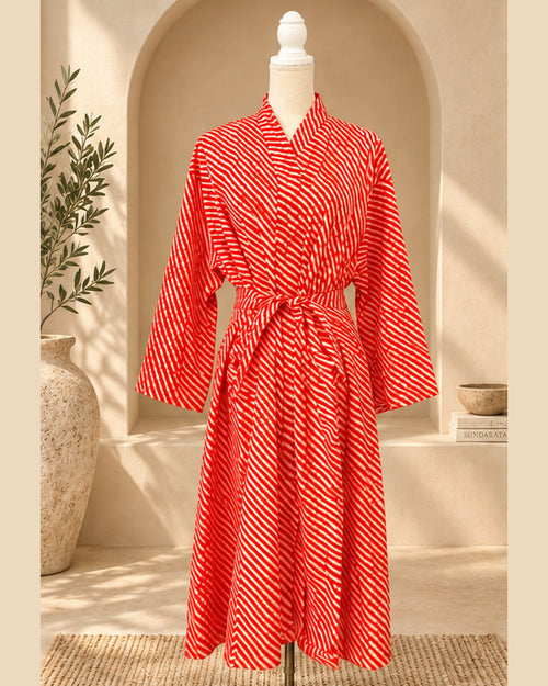 Bata kimono coral con rayas blancas, vista frontal – Sundarata