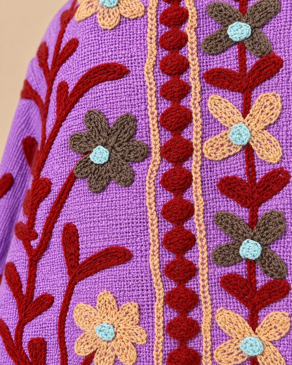 Detalle de bordado floral sobre algodón tejido lavanda – Sundarata