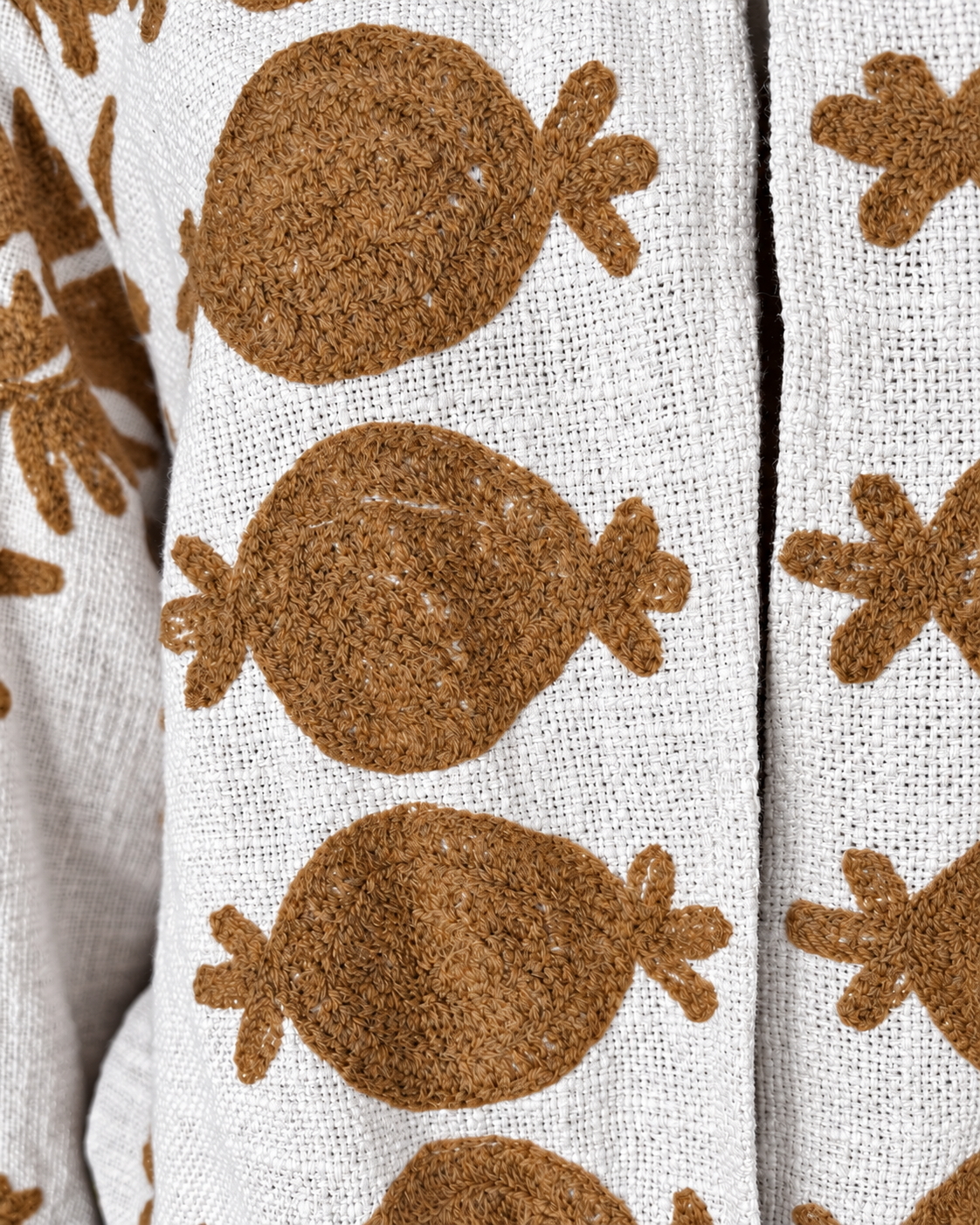 Detalle del bordado camel sobre base cruda del blazer – Sundarata
