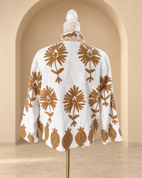 Vista posterior de blazer bordado crudo y camel – Sundarata