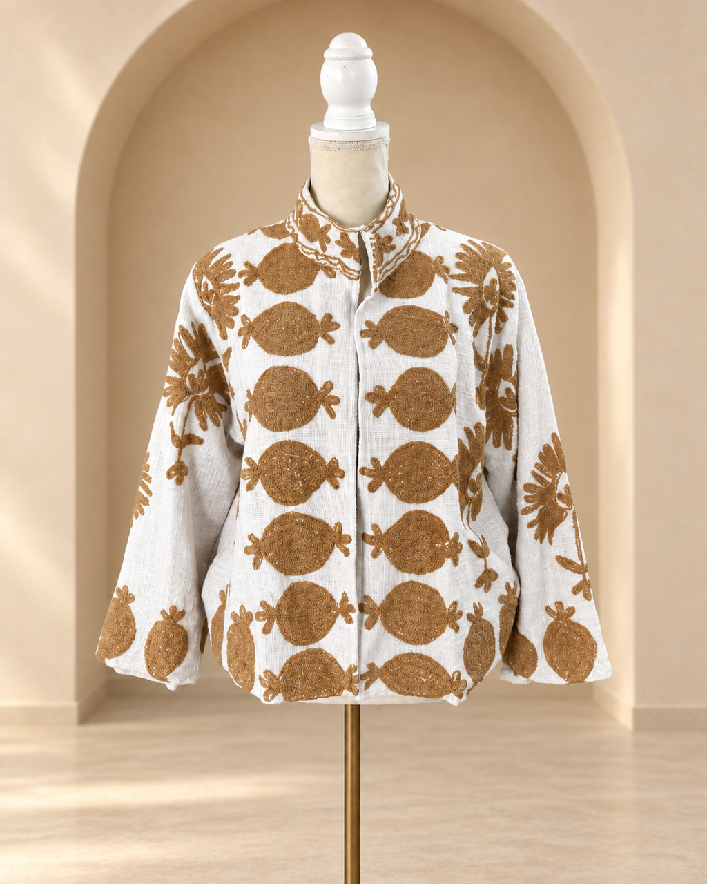 Vista frontal de blazer bordado crudo y camel – Sundarata