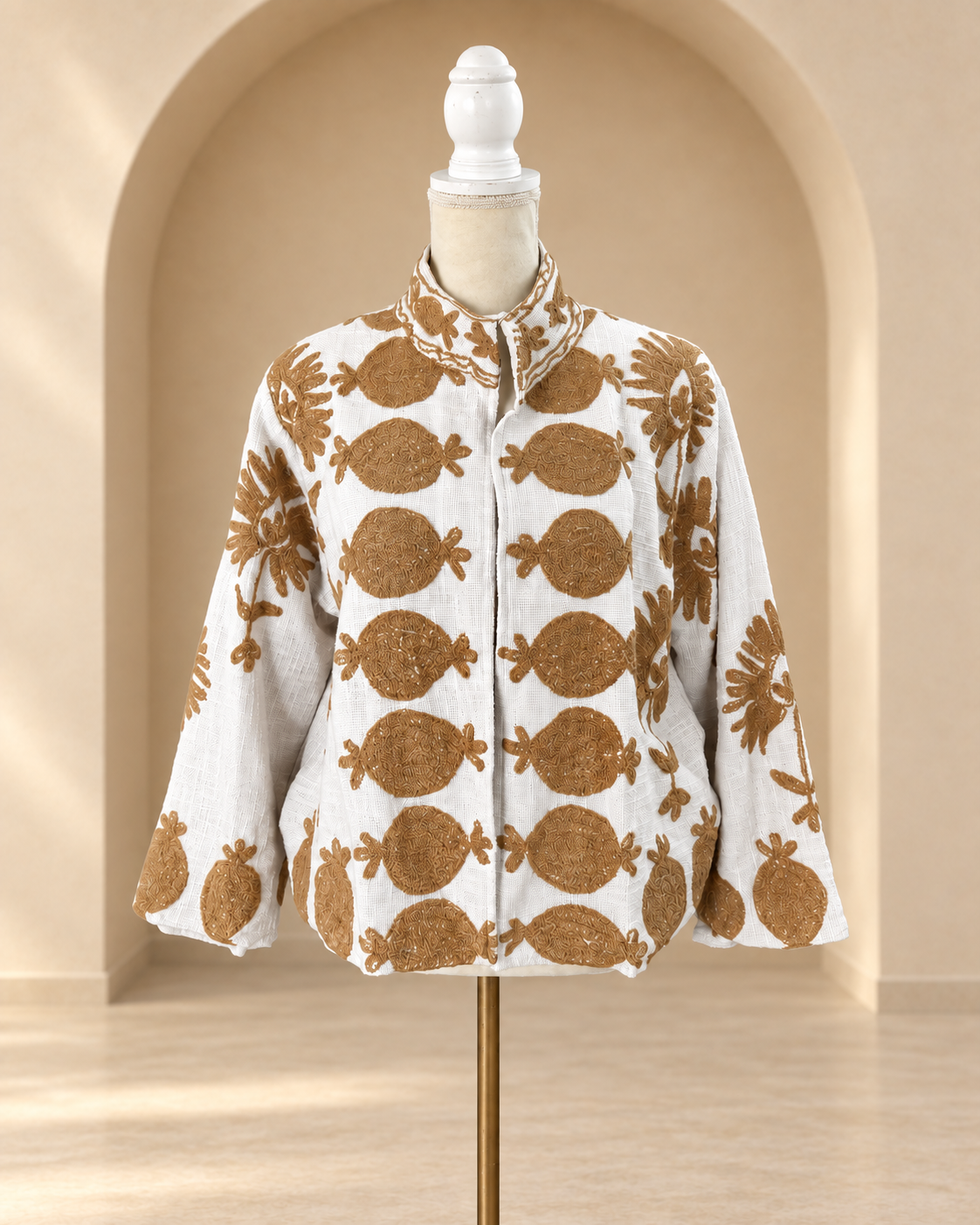 Vista frontal de blazer bordado crudo y camel – Sundarata