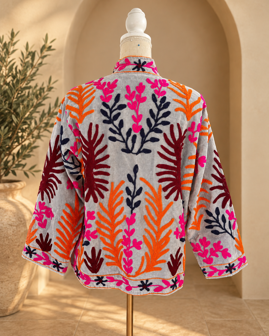 Blazer Suzani Velvet gris con bordado botánico multicolor, vista posterior – Sundarata