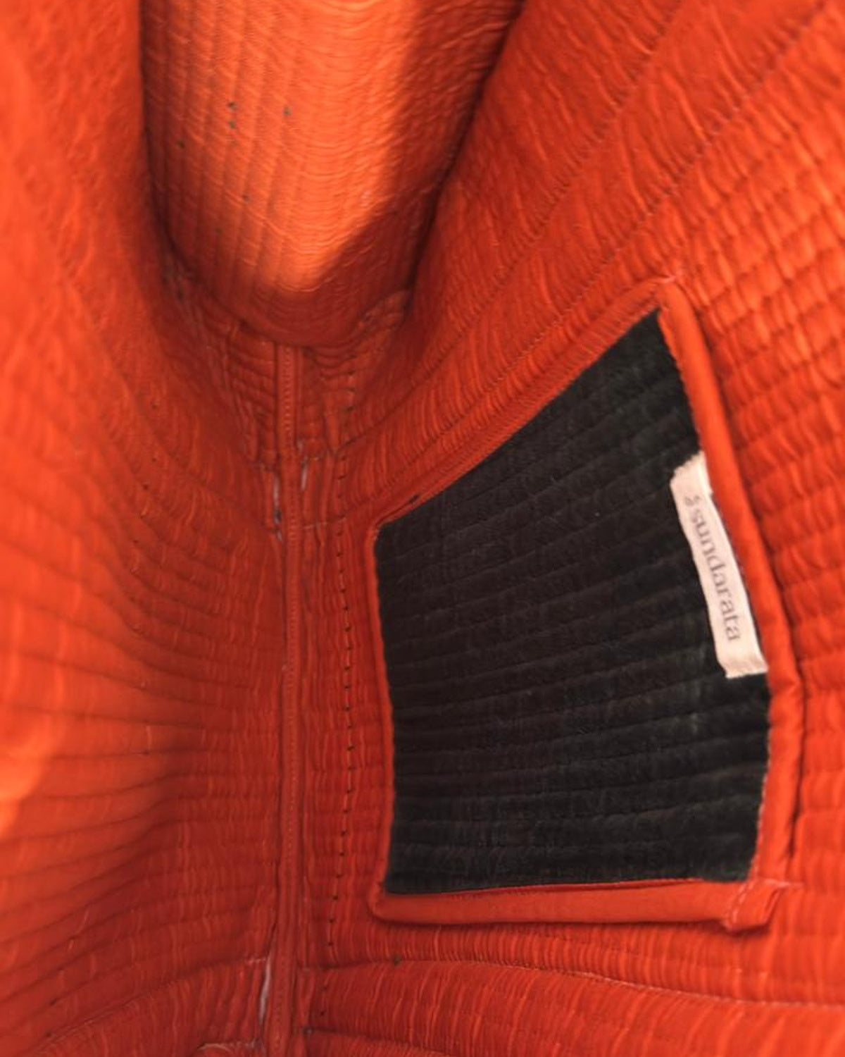 Interior naranja con bolsillo verde de mini tote de velvet – Sundarata