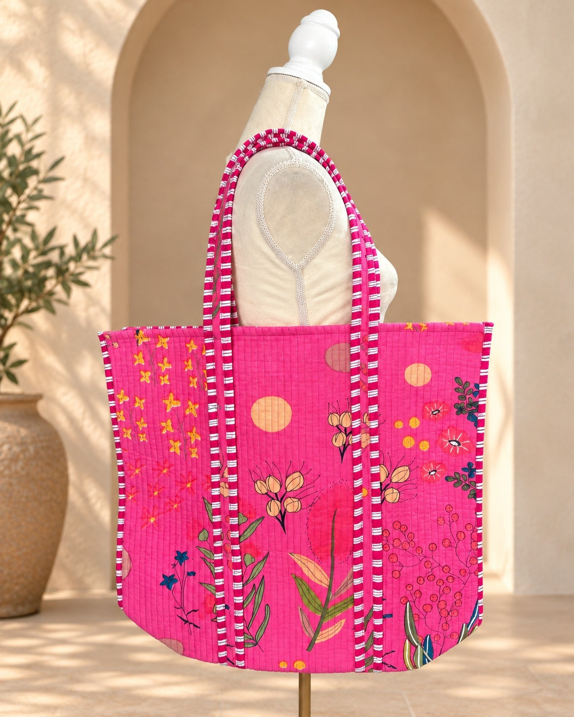 Tote de algodón rosa con estampado botánico, vista principal – Sundarata