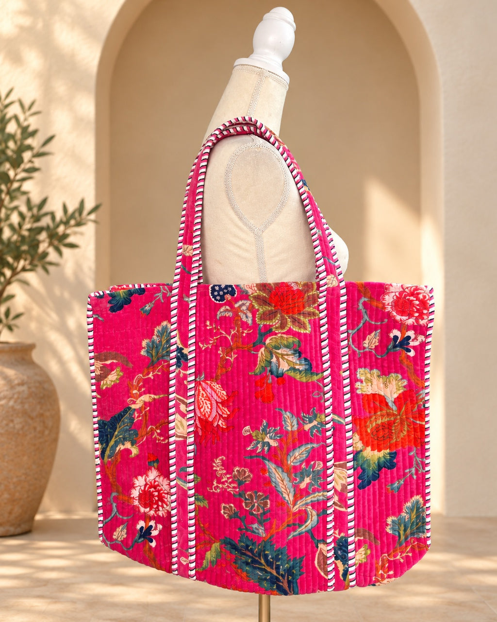 Tote de velvet rosa floral, vista principal – Sundarata