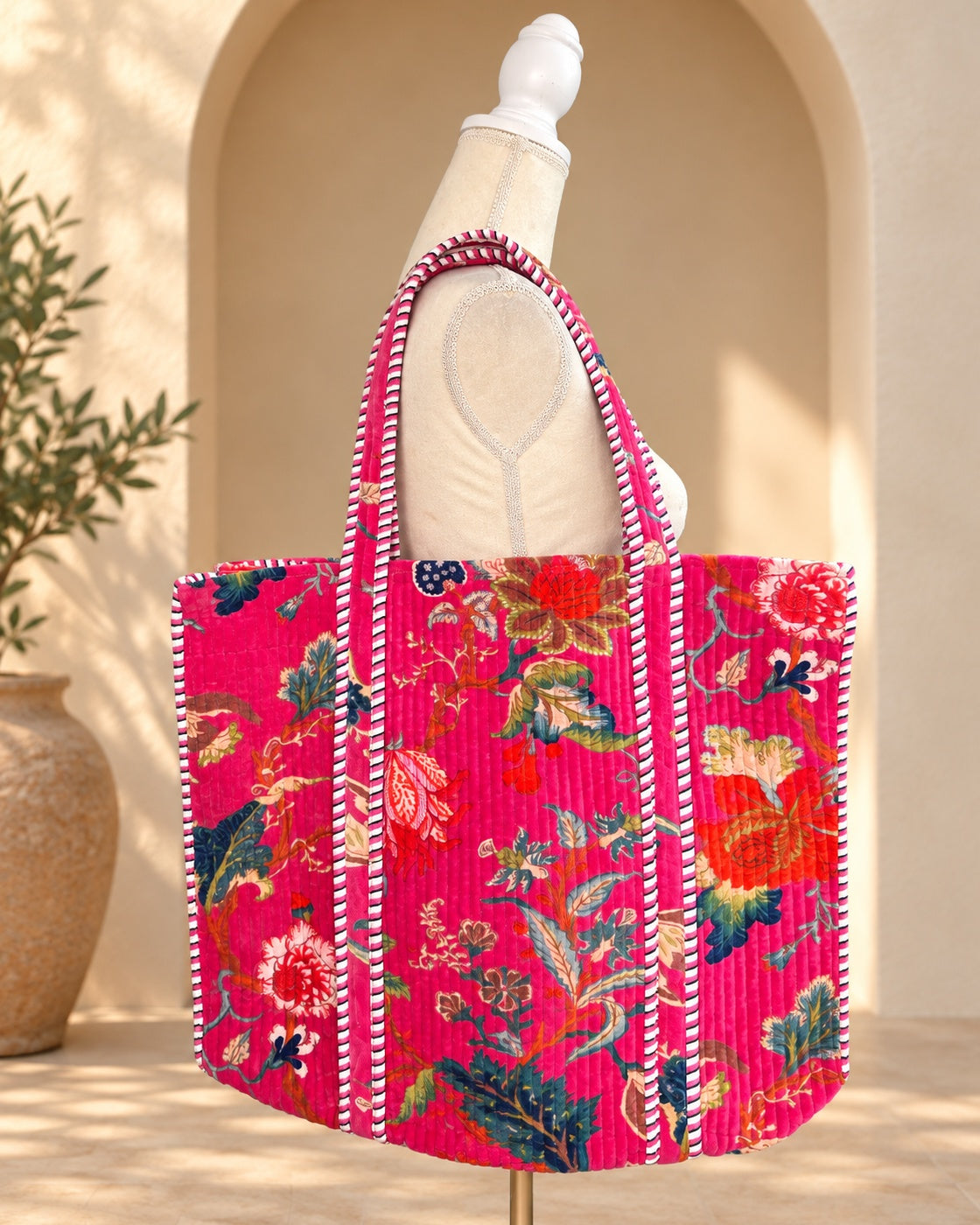 Tote de velvet rosa floral, vista principal – Sundarata