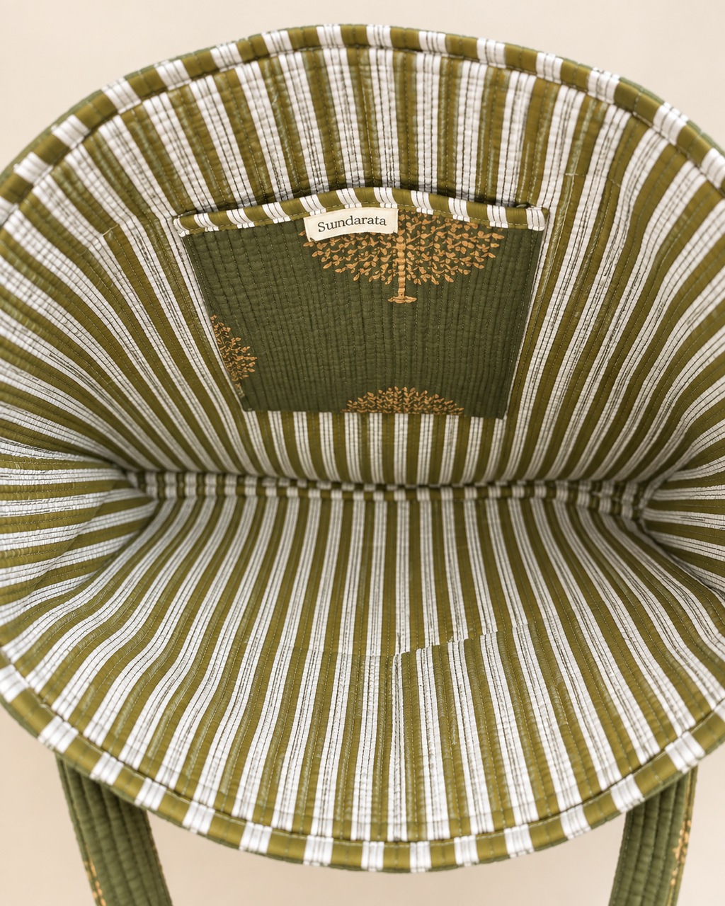 Interior a rayas verde olivo y blanco con bolsillo de tote de algodón – Sundarata