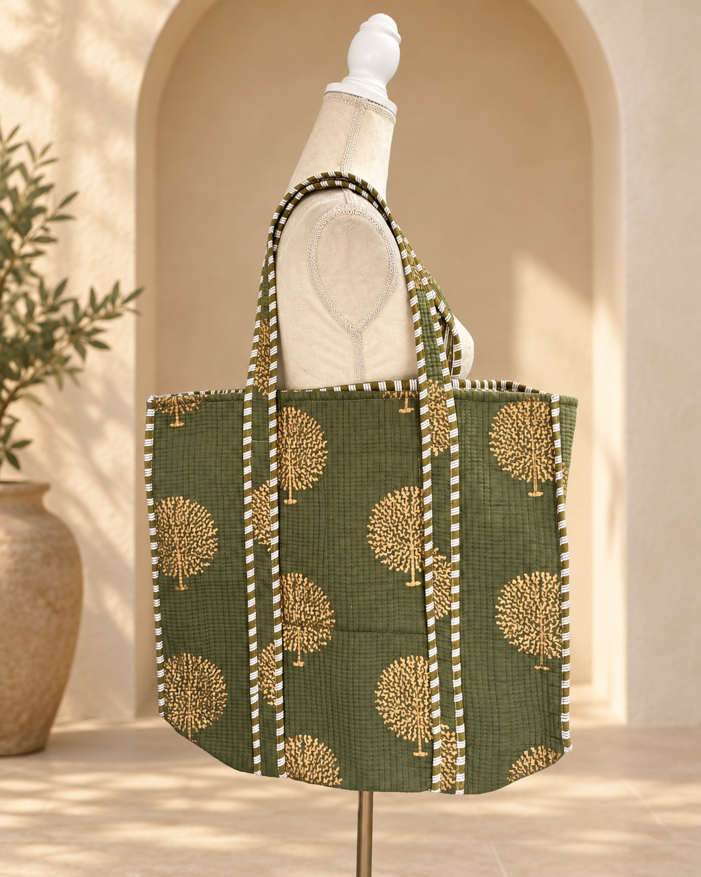 Tote de algodón verde olivo con estampado de árboles, vista principal – Sundarata